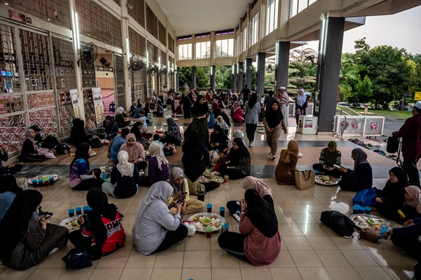 Makan dalam talam, tarikan berbuka di masjid UPM